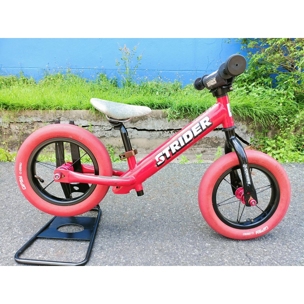 STRIDER BIKE 12 SPORT จักรยานฝึกทรงตัวเด็ก พร้อมล้อและเบาะแต่ง สีแดง (สินค้ามือสอง)