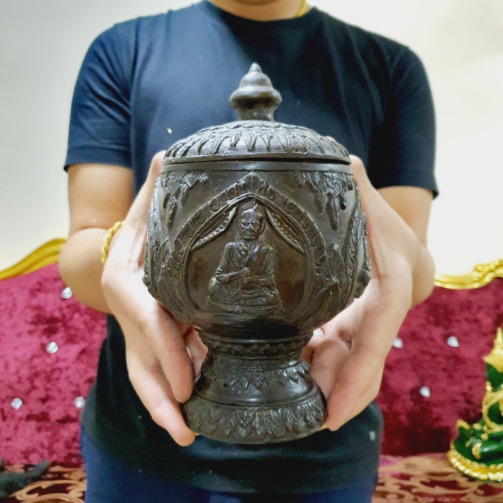 ขันน้ำมนต์ สำหรับบรรจุน้ำมนต์ สมเด็จพระพุฒาจารย์โตพรหมรังษี วัดระฆังโฆสิตารามจัดสร้าง เนื้อทองเหลือง