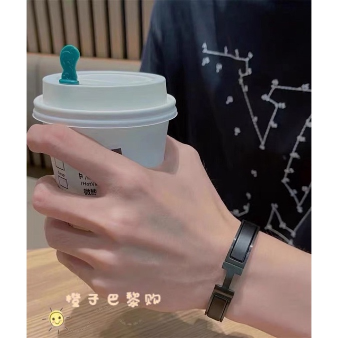 พร้อมส่ง สินค้าออกใหม่ สีดำ กำไลข้อมือ ลงยาสีดำ หัวรายตัวHงานทราย