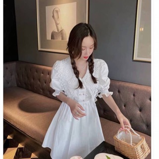 ชุดเดรส‼️พร้อมส่ง J2502 ♥️New korea design White lace lady dress มินิเดรสคอวีสีขาว เนื้อผ้าเชิ้ต zara