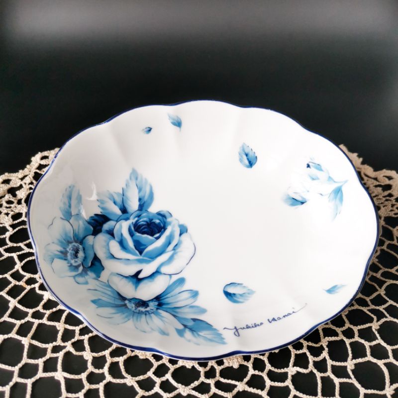 จานเซรามิคญี่ปุ่น ลายกุหลาบฟ้า โดย ยูกิโกะ ฮาไน ceramic plate blue rose by yukiko hanai (marui brand