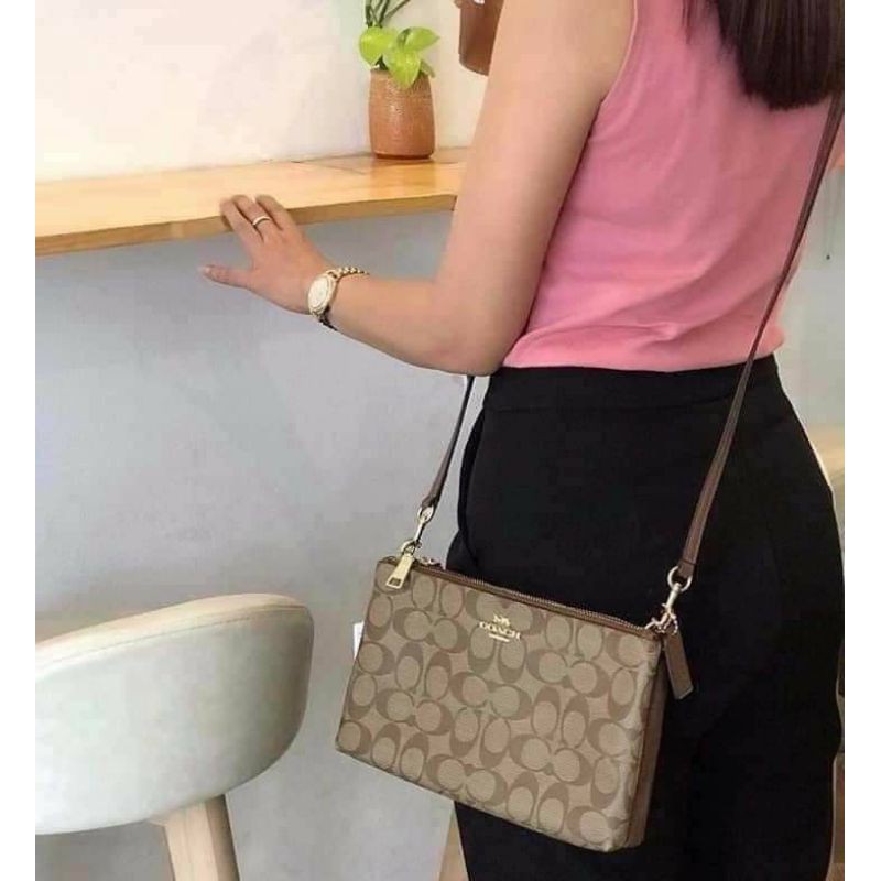 🎀 (สด-ผ่อน) ครอสบอดี้ 2 ซิป สีน้ำตาลลายซี 9 นิ้ว COACH #F58328 🎀 (สด-ผ่อน) ครอสบอดี้ 2 ซิป สีน้ำตาลลายซี 9 นิ้ว COACH #F58328