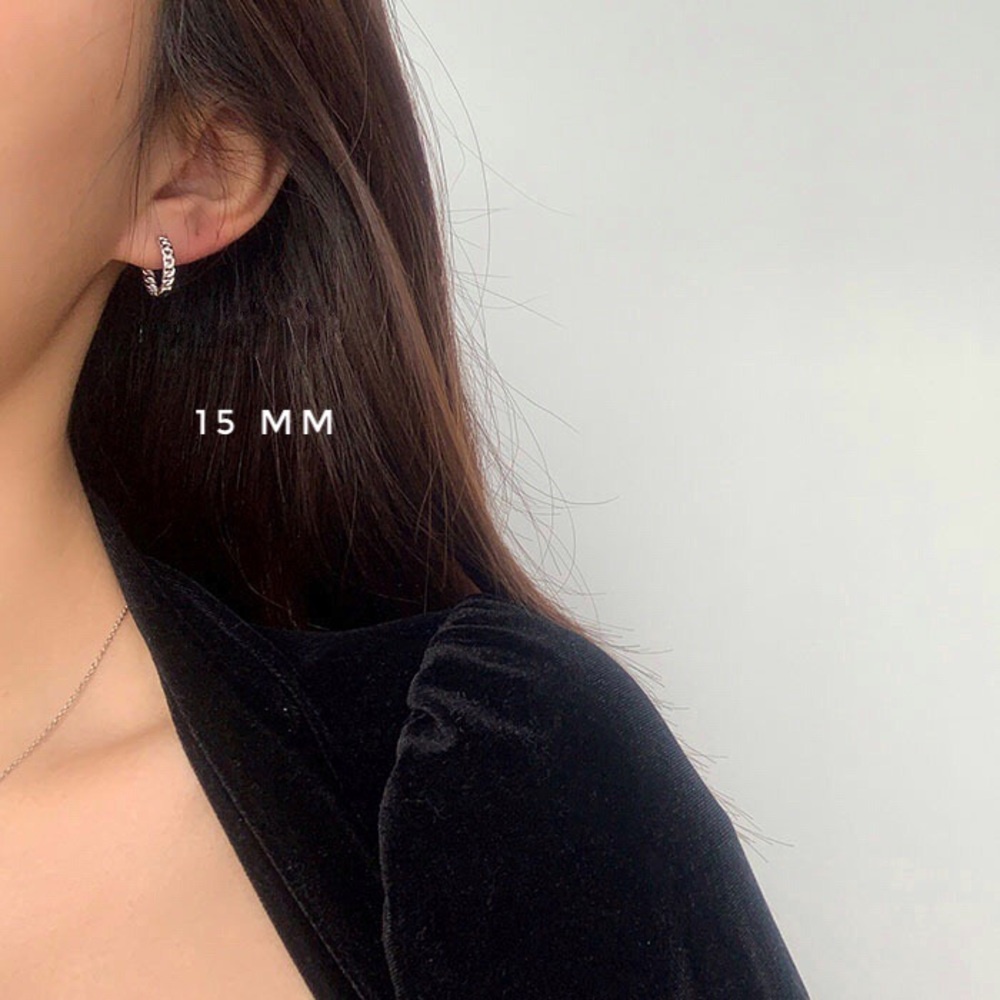 earika.earrings - chain hoop ต่างหูก้านเงินแท้ชุบทองคำขาว/ทอง (มีให้เลือก 2 สี 2 ขนาด) เหมาะสำหรับคนแพ้ง่าย - รูปที่ 4