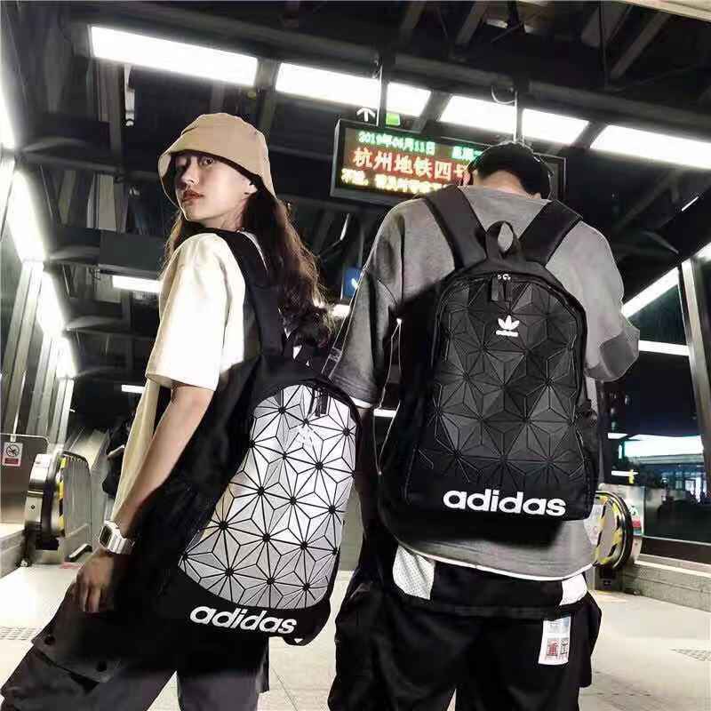 กระเป๋าเป้ สะพายหลัง มีหลายสี ใบใหญ่ ใช้ได้ทั้งชายและหญิง Originals 3D Backpackรุ่นหายากดีไซน์สุดฮิตสไตล์