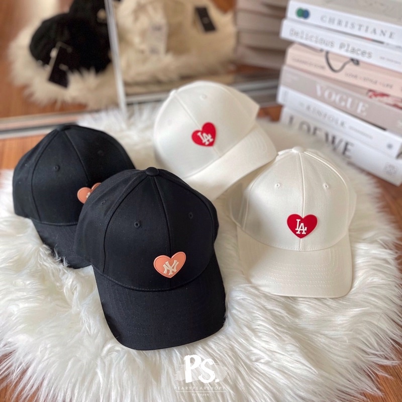 ‼️SALE‼️MLB แท้ 💯 พร้อมส่ง  หมวก MLB Love Ribbon ball cap โลโก้ NY /LA หัวใจ สีขาว สีดำ ป้ายเกาหลี