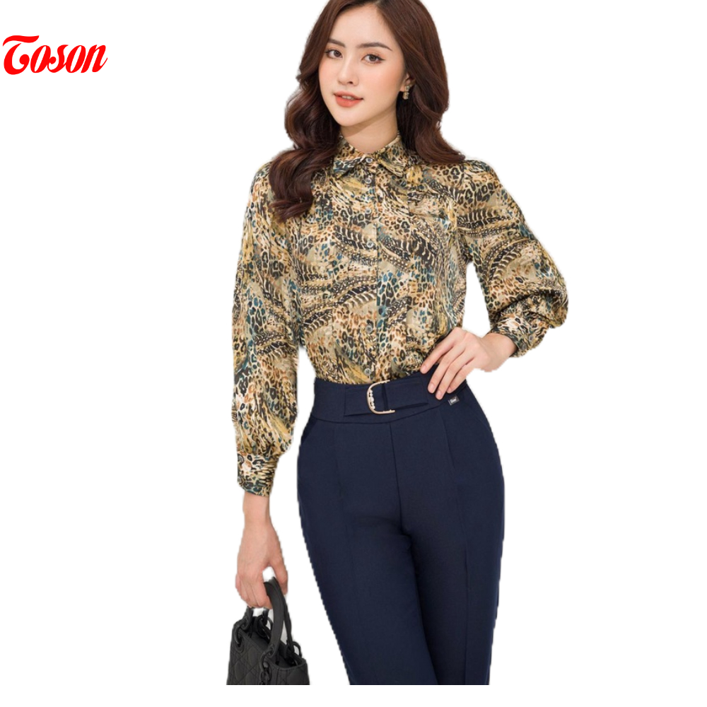 Toson 125053H52 เสื ้ อเชิ ้ ตคอแหลมและไหล ่ จีบคอแหลม