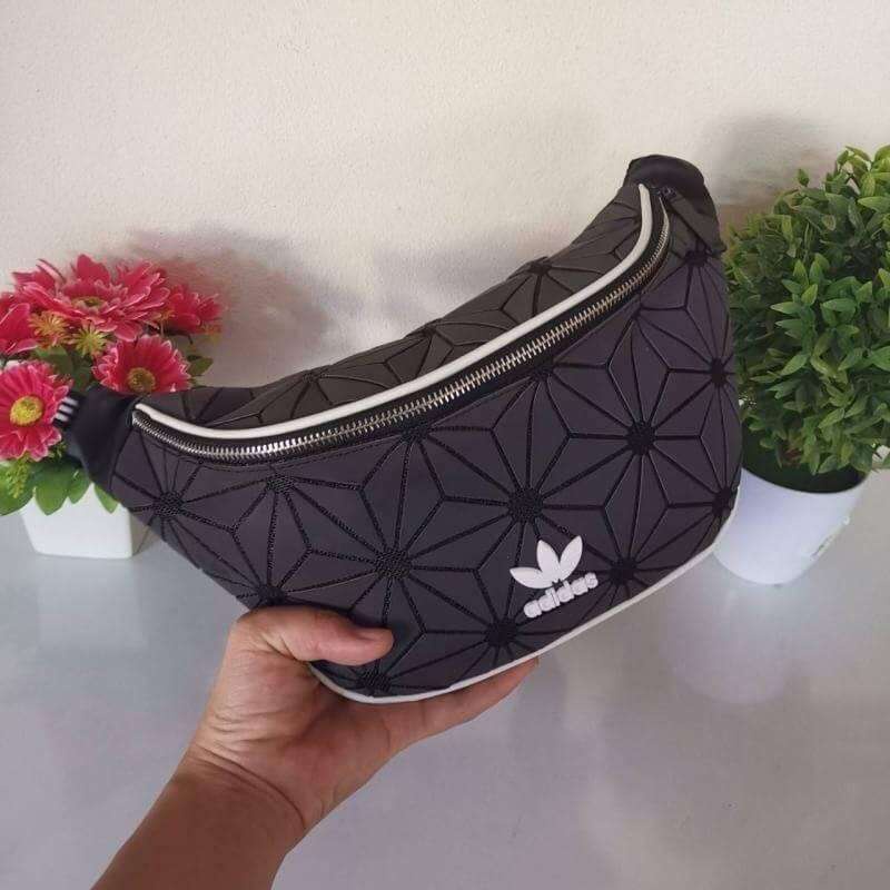 กระเป๋า คอลเล็กชั่นรุ่น Adidas Waist Bag คาดอก นำดีไซน์ 3 มิติ แบบเดียวกับที่กระเป๋า Bao Bao Issey Miyake