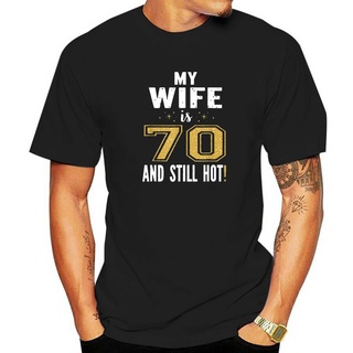 เสื้อยืดผ้าฝ้าย เสื้อยืดผ้าฝ้าย พิมพ์ลาย My Wife Is 70 And Still Hot 70th Birthday Gift For Her เรียบง่าย สําหรับผู้ชาย