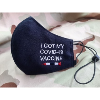 หน้ากากผ้ากรองสามชั้น มีสายคล้องคอปักรคำว่าI GOT MY COVID-19 VACCINE