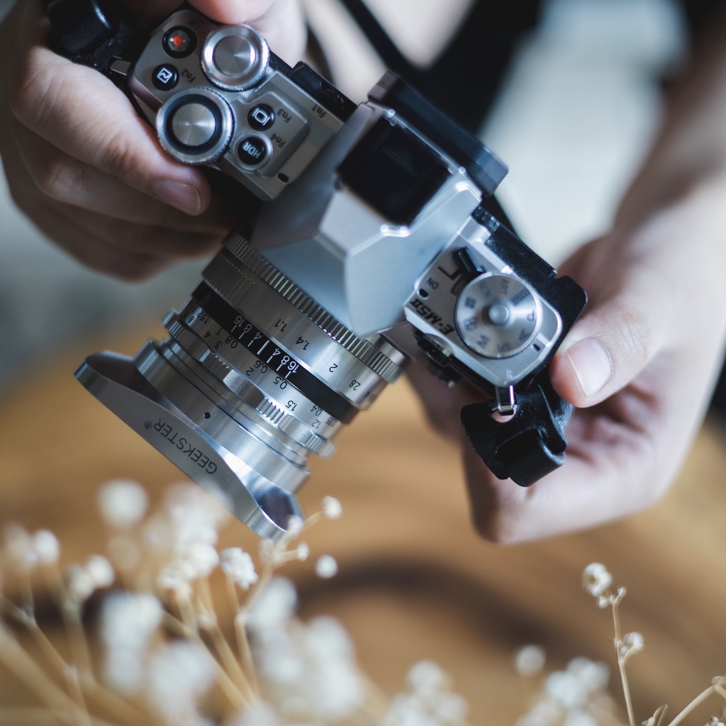 รุ่นพิเศษ GEEKSTER 35mm f1.1 Signature Edition เลนส์ละลาย ( 35 mm 1.1 สีเงิน Limited  ) - รูปที่ 4