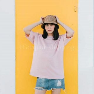 เสื้อยืด oversize สีชมพูนู้ด