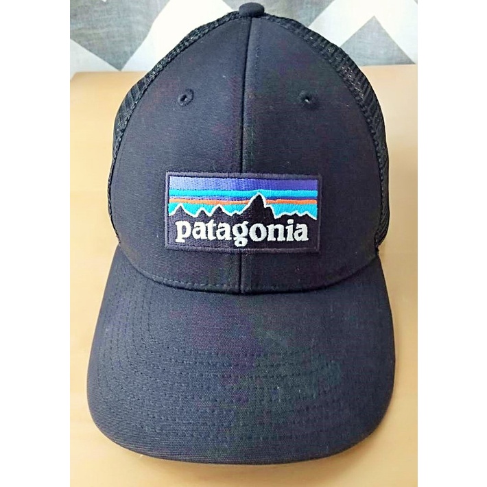 XXSOLDXX หมวกมือสองสภาพดี ซื้อจาก USA ของแท้100% Patagonia Trucker Cap  Logo P6  สีดำ หลังตาข่าย Snap หลัง