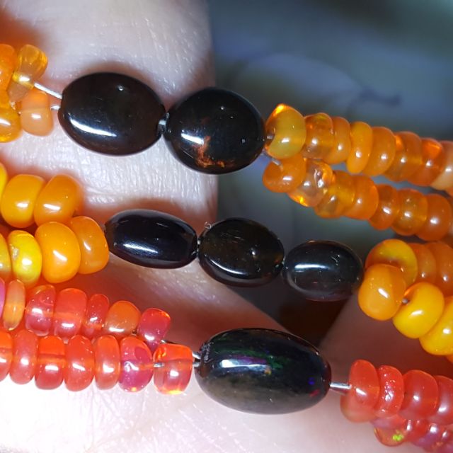 สร้อยข้อมือโอปอลแท้ โอปอลดำ โอปอลแดง เส้นน่ารัก (Natural Opal beads bracelet)