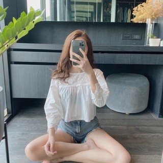 คอฉลุแขนลูกไม้🕊 เสื้อคอกลมตัดต่อผ้าฉลุช่วงคอ แขนยาวบอลลูนต่อปลาย