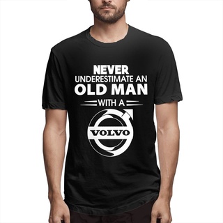 เสื้อยืดเสื้อยืดแขนสั้นลําลอง พิมพ์ลาย LLM Volvo Never Underestimate Old Man Car Truck Lorry Driver คุณภาพสูง พลัสไซซ์ แ