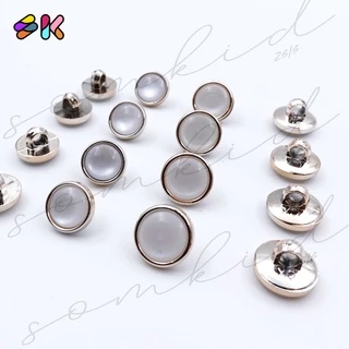 somkid กระดุมมุกมันวาว ขอบทองนากเรียบ มีขาสอยก้น ขนาด11mm(size18L), 13mm (size20L)
