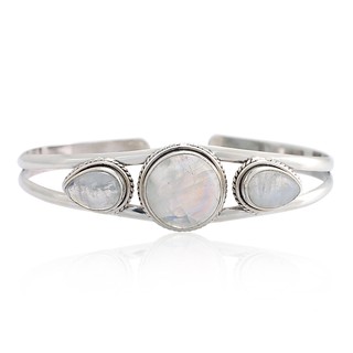 Suvani Jewelry-Silver 925% Bangle  Moonstone  กำไลเงินวินเทจฝังด้วยมูนสโตน หินพระจันทร์ (Moonstone) หรือหินนักเดินทาง