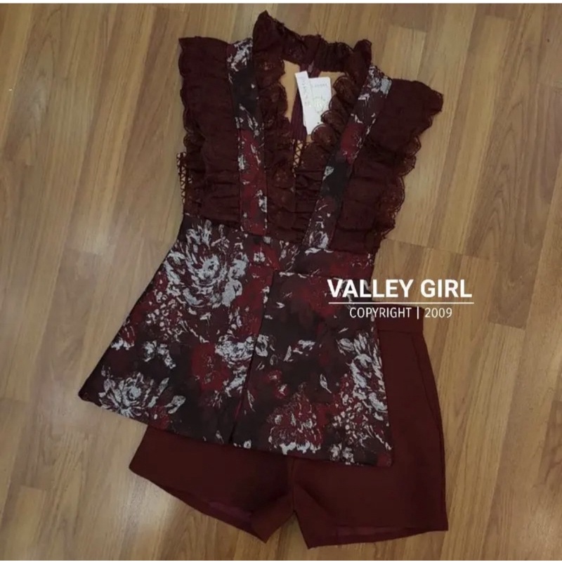ชุดเซ็ตระบายผ้าทอสีแดงสวยมากกก มือ1 ป้าย Valley girl M