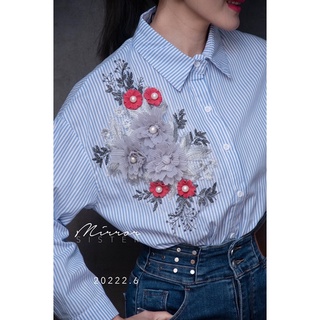 DaHLiA STRipe SHiRT•• เสื้อเชิ้ตลายริ้ว ทรงเบสิคใส่สวย ใส่ได้บ่อย แต่งประดับดอกไม้3D Handmadeดีเทลน่ารักมาก