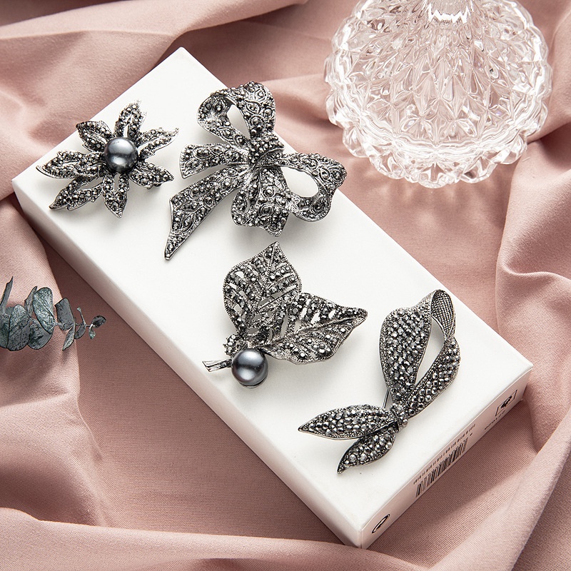 วินเทจ สีเงิน ปืน สีดํา มุก โบว์ เข็มกลัด ผู้หญิง เสื้อโค้ท คอปก เข็มกลัด เครื่องประดับเสื้อผ้า หมุดผ้าไหม ผ้าพันคอ หัวเข็มขัด - รูปที่ 2