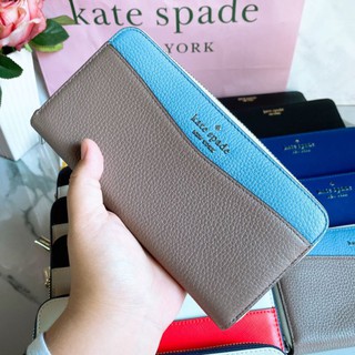 🎀 (สด-ผ่อน) กระเป๋าสตางค์ซิปรอบ ใบยาว หนังนิ่ม สีเทาฟ้า #WLR00402 Kate Spade Leila Colorblock Large CONTINENTAL Wallet