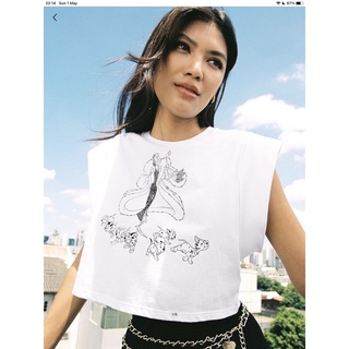 pomelo sleeveless cruella de vil graphic crop top white ครอป เสื้อแขนกุด แขนสั้น เสื้อยืด คอกลม ขาว โพเมโล่ ผู้หญิง