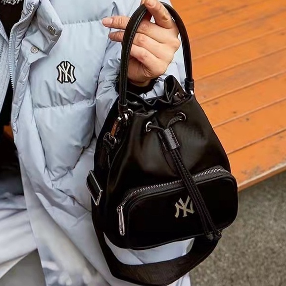 ☀️ พร้อมส่ง [ของแท้💯%] กระเป๋าNY MLB NYLON SERIES BUCKET BAG กระเป๋าถือ กระเป๋าสะพายข้าง