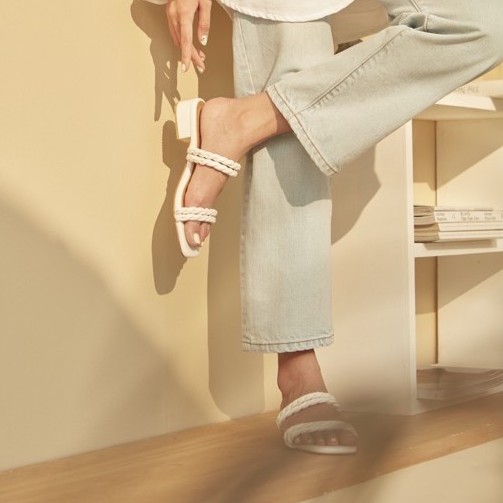 Buckle Me Twist รองเท้าส้นสูง 1.5 นิ้ว สายนุ่มนิ่ม