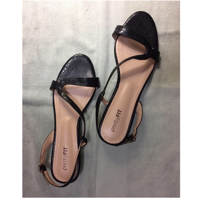 รองเท้ารัดส้นสีดำ pretty fit