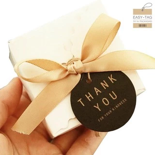 ป้ายแท็กวงกลม THANK YOU ขนาด 4 cm (1 แพ็ค มี 100 ชิ้น) ใช้สำหรับห้อยสินค้าหรือของชำร่วย