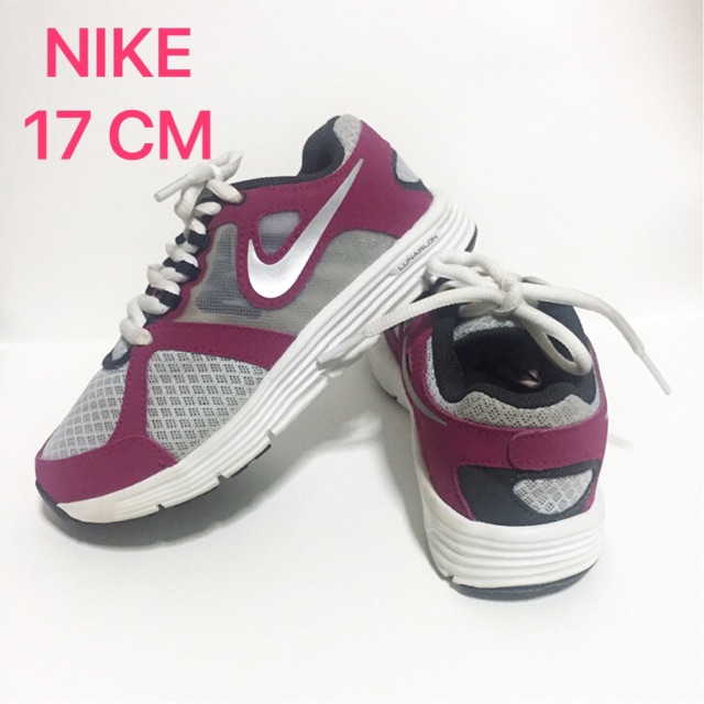รองเท้าผ้าใบ NIKE