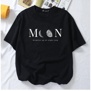 FASHIONISTA "MOON" พิมพ์กราฟิกแขนสั้นเสื้อยืดแฟชั่น / ขนาดใหญ่ / คู่ / ขนาดบวก / Unisex Tee เสื UIe