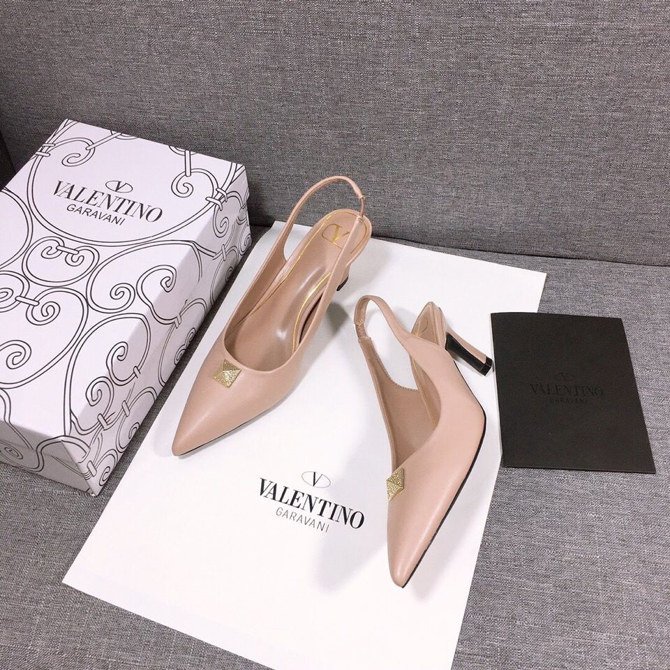 ✇Valentino  catwalk style rivet women shoes แหลม toe high-heed sandals