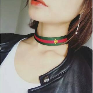 พร้อมส่ง ❗❗ สร้อยคอแฟชั่นลายสีแดงสีเขียว ปักผึ้งสีทอง สไตร์ GG