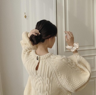 Balloon Sleeve Sweater - Apricotเสื้อไหมพรมทอหนานุ่มตัวผ้าทอนูนกระดุมหลังพร้อมส่ง