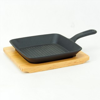 กระทะปิ้งย่างเหล็กหล่อ ทรงสี่เหลี่ยม ขนาด 19.5 CM. พร้อมแผ่นไม้รองกันร้อน Cast Iron With Wooden / YY083-1