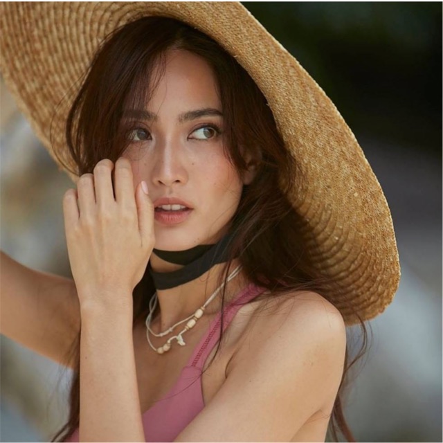 หมวกสานธรรมชาติ ปีกกว้าง12 cm ดูแพงด้วยริบบิ้นสีดำ