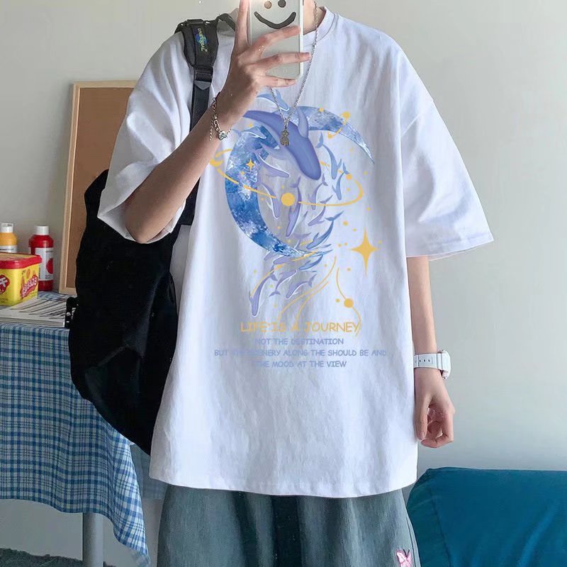 เสื้อยืดแขนสั้น พิมพ์ลายปลาวาฬ ดวงจันทร์ โอเวอร์ไซซ์ สีขาว แฟชั่นฤดูร้อน สไตล์เกาหลี สําหรับผู้ชาย และผู้หญิง