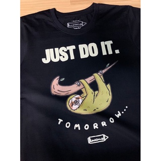 เสื้อยืดผ้าฝ้ายพิมพ์ลายขายดี[NeW]" Just do it tomorrow " Black premium cotton100 comp t-shirt collection เสื้อยืดสีดำลาย