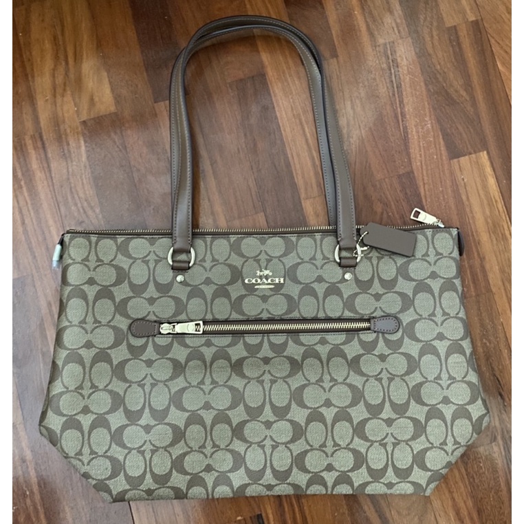 กระเป๋าCoach รุ่นTote แกลอรี่ สีขาว เขียว น้ำตาล ของแท้100%(มีป้ายราคาทุกใบ)