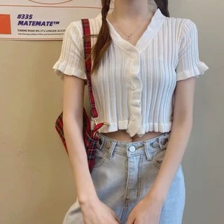 Cicishop(8249) เสื้อครอปทรงมินิมอล แต่งกระดุมหน้าแต่ระบ่ายน่ารักมาก ผ้าไหมพรม