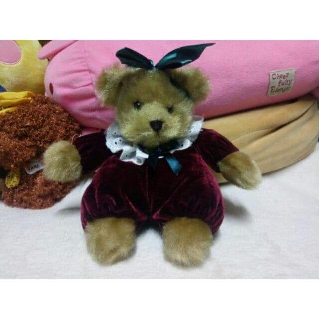 CREATURE COMFORTS หมีวินเทจ ชุดกำมะหยีแดง นิ่มทั้งตัวว น่ารักมากก  แขนจัดได้หมด ป้ายชัด สะอาด พร้อมส