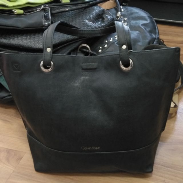 กระเป๋าแบรนด์ Calvin Klein