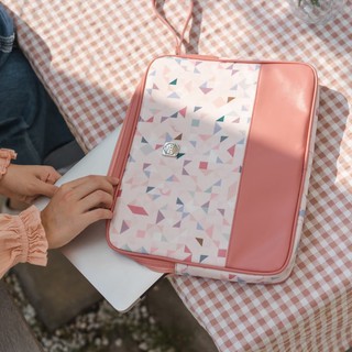 [ลดทันที 90.- ใช้โค้ด SEPALBA] PERF กระเป๋าโน๊ตบุค/Laptop case (Triangle pastel)