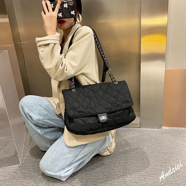กระเป๋าสะพายไหล่ ผ้าแคนวาส และผ้าไนล่อน แต่งสายโซ่คล้อง เข้ากับทุกการแต่งกาย แฟชั่นทันสมัย สไตล์เกาหลี สําหรับผู้หญิง