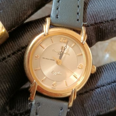 นาฬิกาแบรนด์เนมฝรั่งเศสPierre Cardin18K GOLDหน้าปัดสีทองตัวเรือนสีทอง สายหนังสีดำของแท้100% มือสองสภาพใหม่