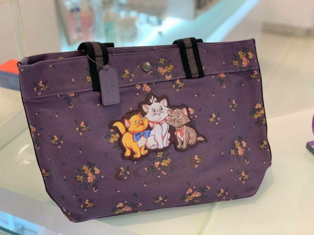 Outlet กระเป๋า DISNEY X COACH TOTE WITH ROSE BOUQUET PRINT CANVAS BAG