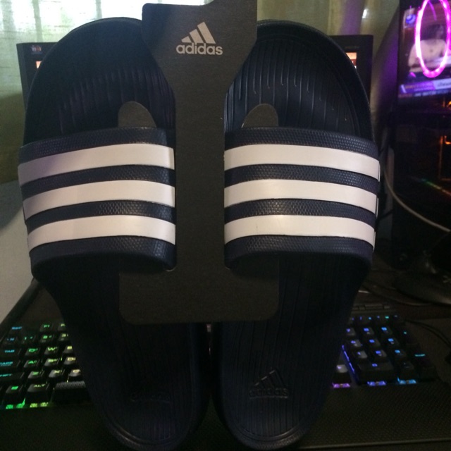 รองเท้าแตะ Adidas