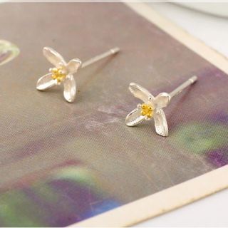 ต่างหูดอกไม้เงิน • Silver Flower Earrings