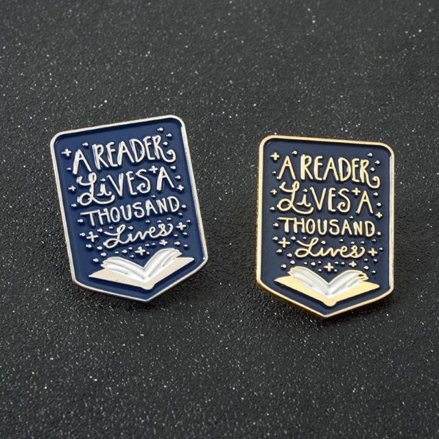 💖พร้อมส่ง ซื้อ5แถม1💖 เข็มกลัดมีแป้น A reader lives a thousand lives